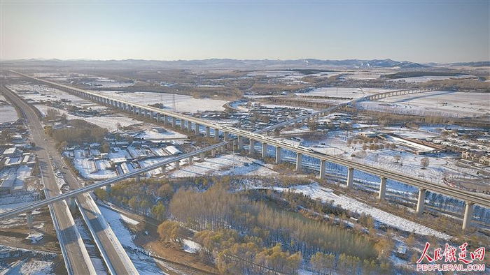 图为12月10日，一列动车组列车行驶在京沈高铁上。尹晨曦摄