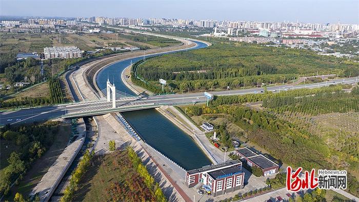 近日拍摄的南水北调中线总干渠邢台市区段。（河北日报资料片） 河北日报记者 田明摄