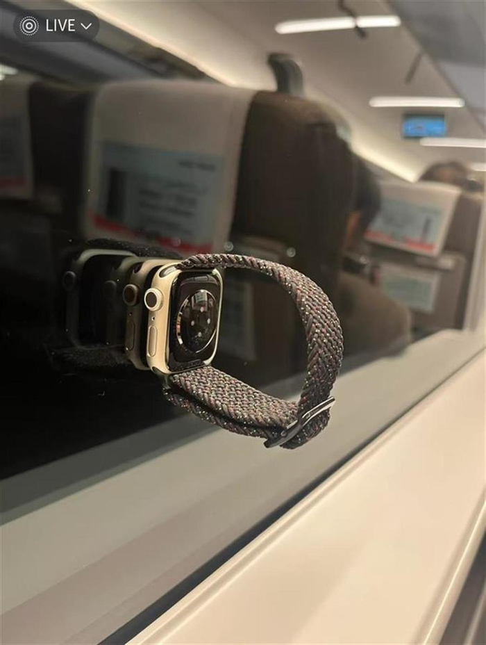 社交平台上，网友晒出“手表粘玻璃”的帖子