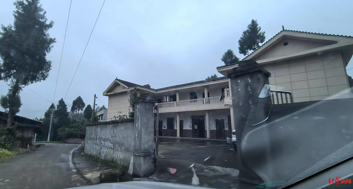 ▲被举报的苟某军在村里与他人联合修建的房屋 红星新闻记者 张杨 摄