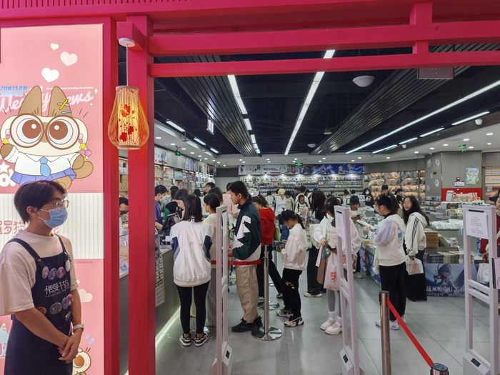 成都市中心的天府红购物中心，消费者排队“买谷”。资料图，郑志浩 摄