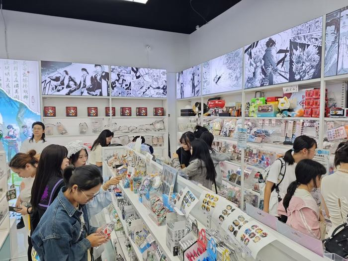 天府国际动漫城的一家“谷子”店内，消费者挑选产品。资料图，郑志浩 摄