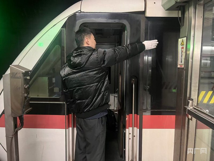 地铁列车到站，司机张文菁确认列车情况  （央广网记者  沈梅  摄）