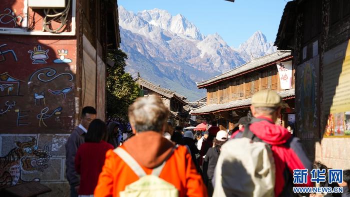 在白沙古镇里远眺玉龙雪山（摄于12月8日）。新华网发（甫昱霖 摄）