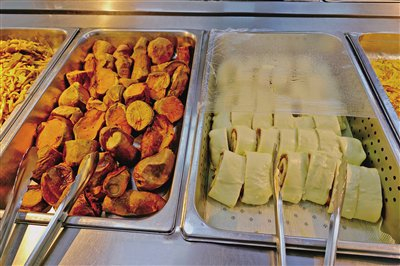 东城区政府机关食堂内，红薯、肉龙等食物被切成小块。新京报记者 陈琳 实习生 陈梓恒 摄