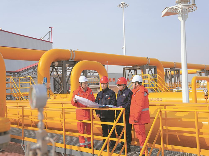     锦州供电公司员工在国家管网集团北方管道有限责任公司锦州输油气分公司增容项目送电现场帮助用户规划用电方案。刘文剑 摄