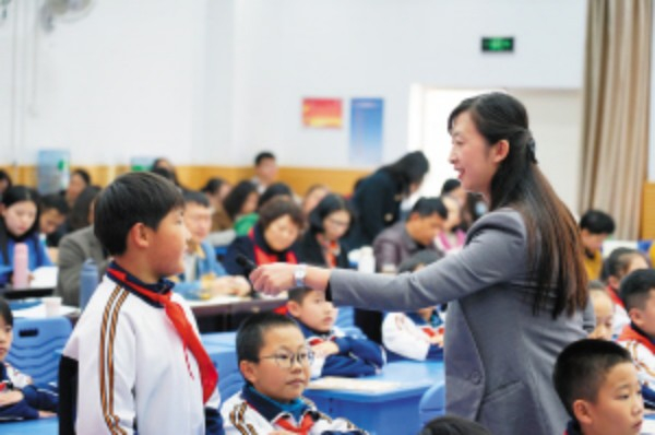 课堂上老师与学生互动。