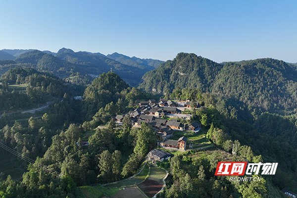 景色宜人的十八洞村。