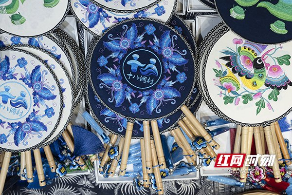 十八洞村苗绣乡村振兴示范基地里的精美团扇。