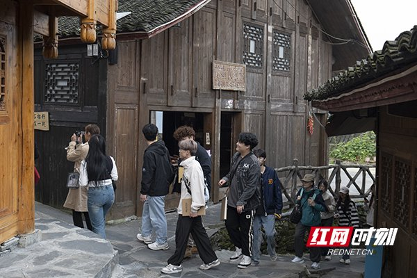 游客在十八洞村参观打卡。