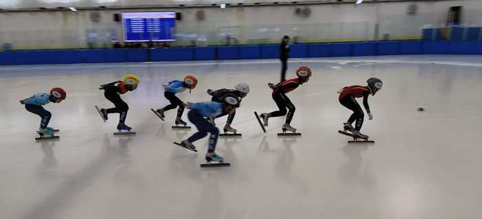 12月7日，河北省第五届冰雪运动会短道速滑比赛社会组比赛现场。 河北日报记者 杨明静摄