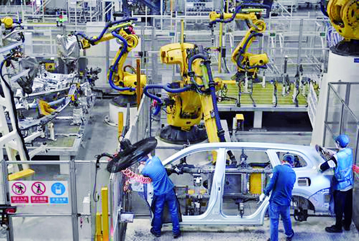     在位于沙坪坝区的赛力斯汽车凤凰智慧工厂焊装车间，机械臂正在进行焊装。