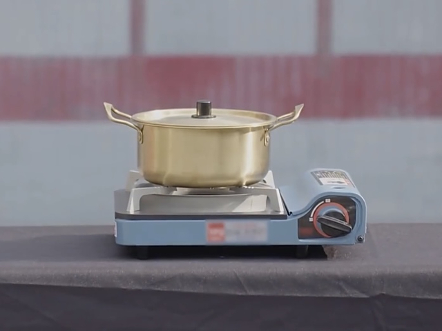 使用卡式炉煮东西，图源央视网