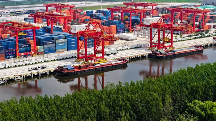 在位于京杭大运河上的山东省济宁港航龙拱港，货船在装运集装箱（2024年8月3日摄，无人机照片）。新华社记者 郭绪雷 摄