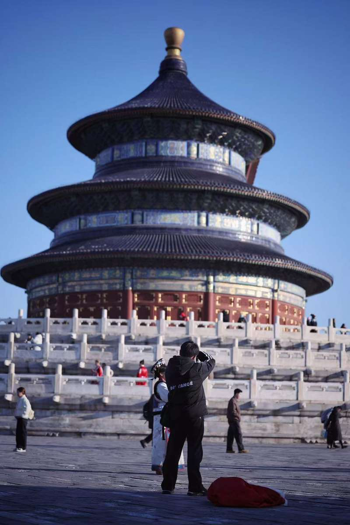 12月13日，天坛公园，商拍摄影师在给顾客拍古装照。新京报记者 薛珺 摄