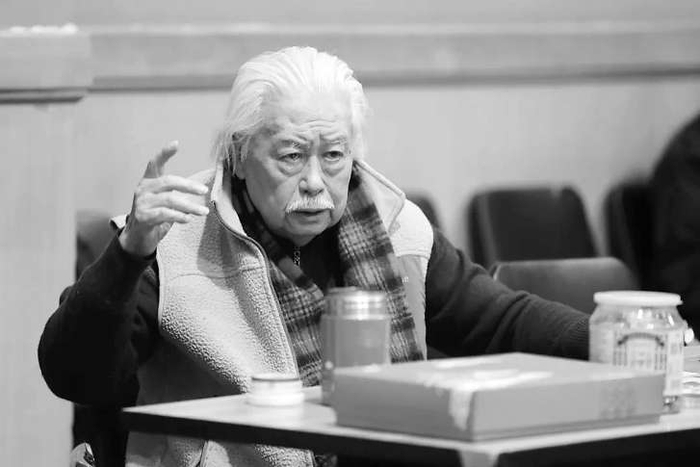　　顾威在北京人艺排练厅中导戏。（资料图）李春光 摄