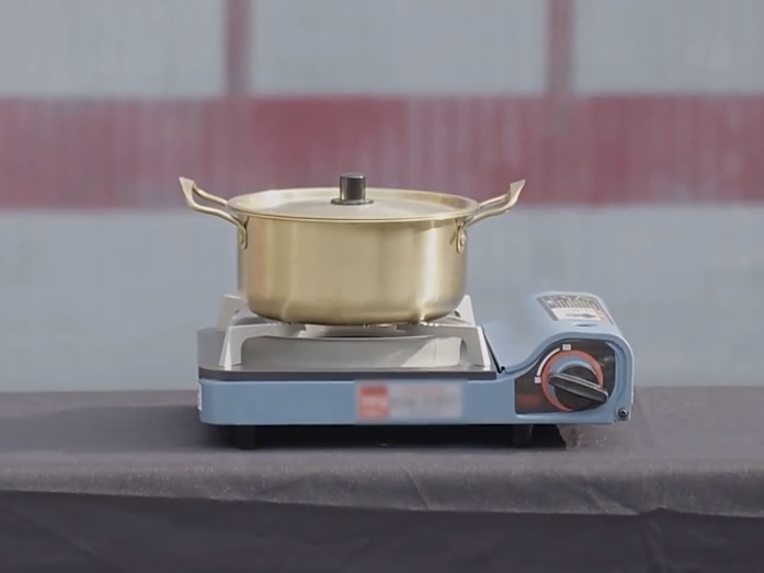 使用卡式炉煮东西，图源央视网