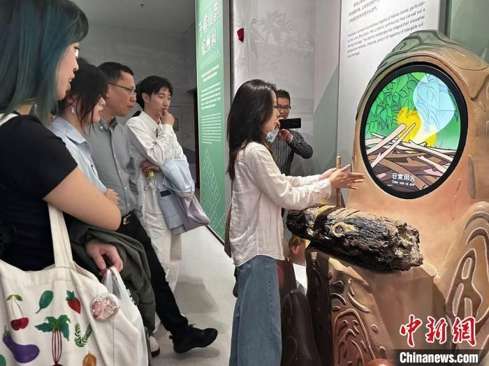 12月11日，澳大利亚华裔青年交流团走进海南省非物质文化遗产展示中心，了解黎族钻木取火技艺。中新网记者 符宇群 摄
