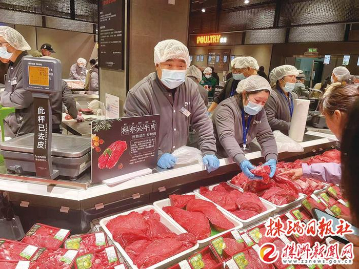 ▲12月11日，株洲首家“胖东来”指导调改店——步步高超市株洲天元店恢复营业。 株洲日报全媒体记者/任远 摄