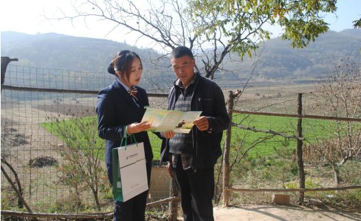 王曼玉在郑浩锐的村庄回访