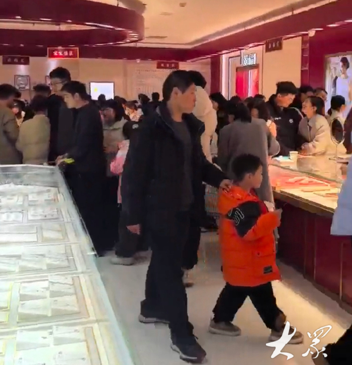 7日胖东来黄金柜台“人满为患” 受访者提供