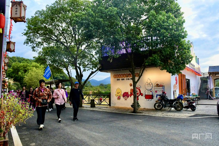 旅游团走进“沙县小吃第一村”俞邦村观光（央广网记者  龚雯  摄）