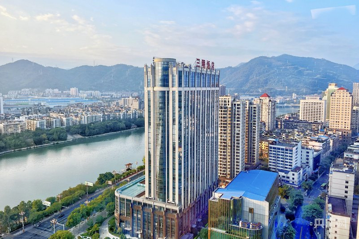 三明市生态环境优美，沙溪穿城而过（央广网记者  龚雯  摄）