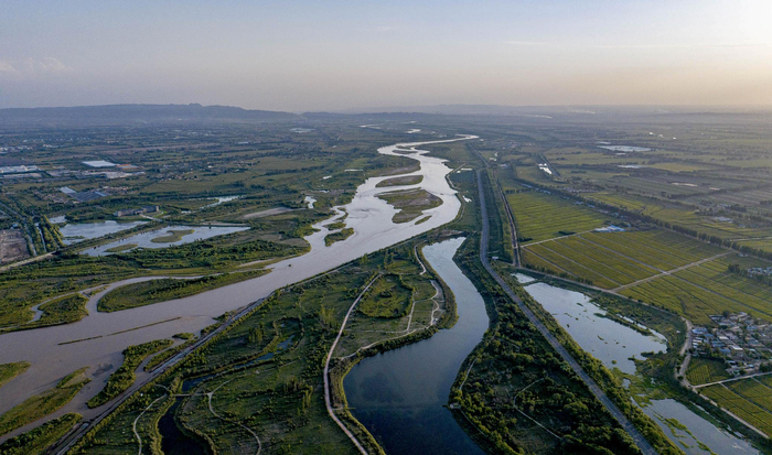 在宁夏吴忠市利通区拍摄的黄河（无人机照片）。　记者　杨植森　摄