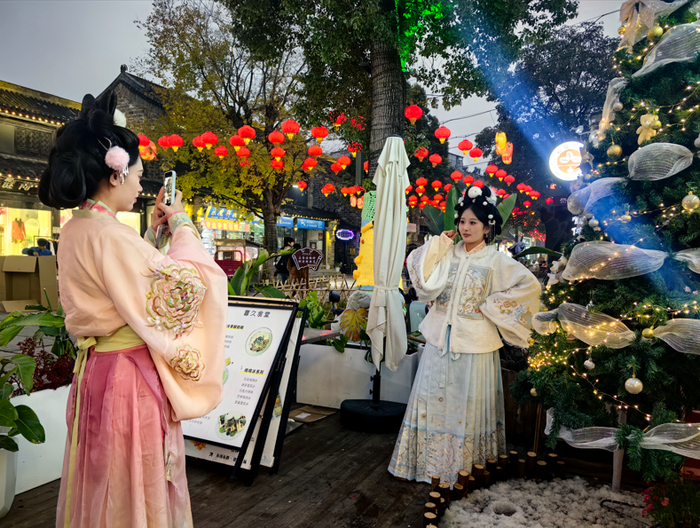 老街圈粉了年轻人来打卡（央广网记者  张琳琳  摄）