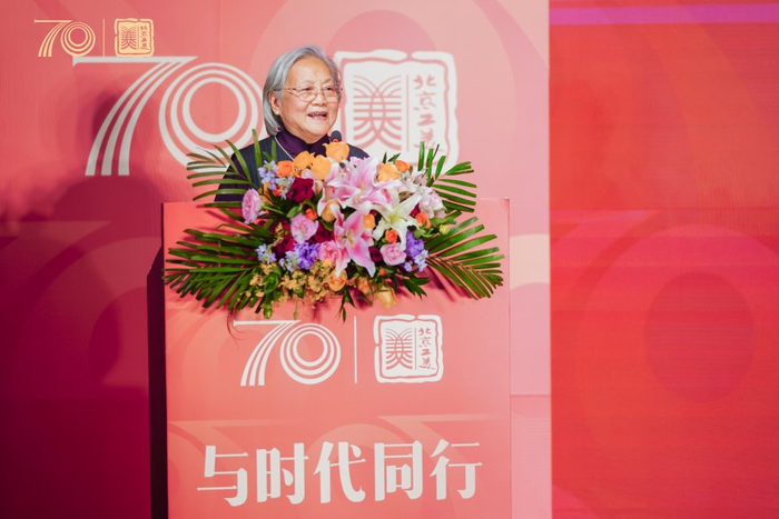 　　▲ 中国工艺美术学会专家委员会主任、中国工艺美术学会原副理事长、北京工美集团原副总经理唐克美致辞