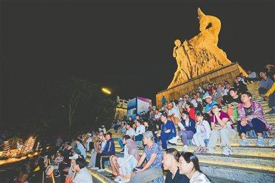 　　海南岛国际电影节期间，市民游客在鹿回头风景区观影。海南日报全媒体记者 王程龙 摄