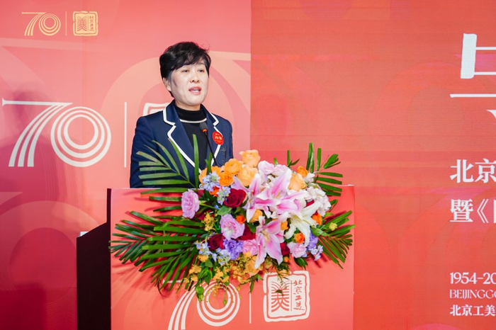 ▲ 北京时尚控股党委副书记、工会主席尹晓燕致辞