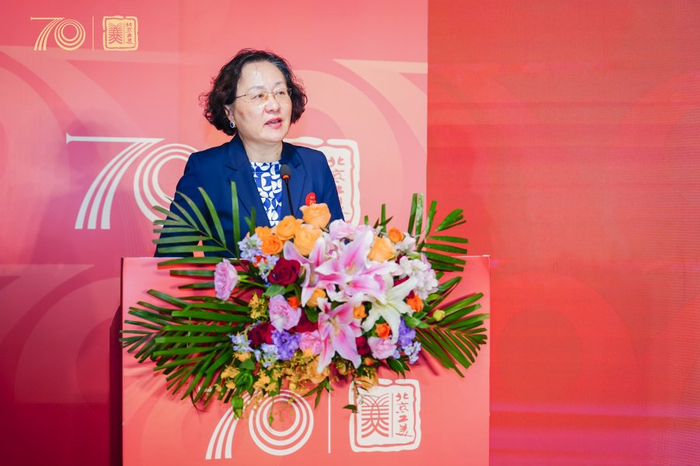 ▲ 中国工艺美术协会常务副会长张红致辞