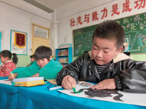 曹务中心小学的学生正在美育课上画画。 资料图