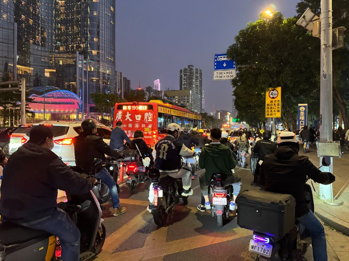 12月10日晚高峰时段的广州大道中。谭海燕/摄