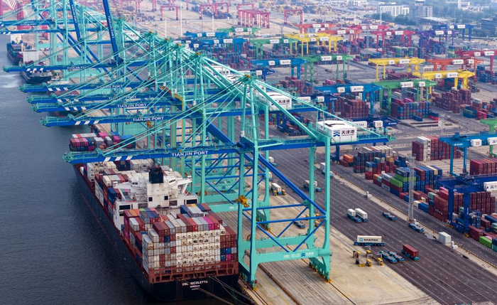 2024年 7月3日，一艘集装箱货轮停靠在天津港“智慧零碳”码头（无人机照片）。新华社记者 赵子硕 摄