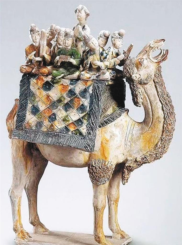 三彩载乐骆驼俑 唐代