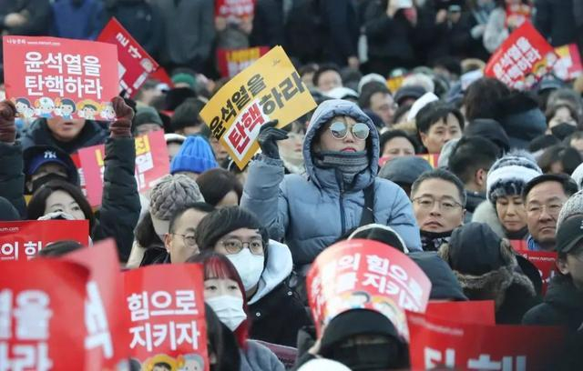 12月7日，在位于韩国首尔的国会附近，韩国民众集会要求弹劾总统尹锡悦。新华社记者 姚琪琳 摄