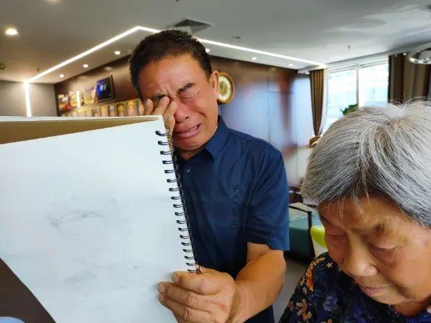 烈士后人见到林宇辉为中国人民志愿军烈士李乃申画像