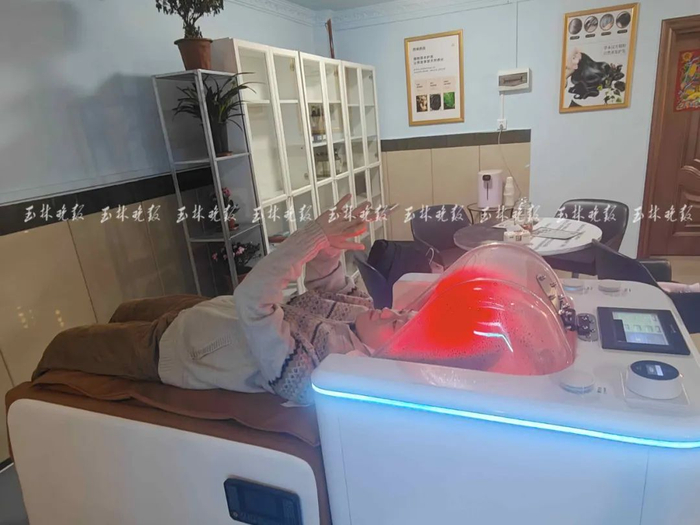 ▲新奇的机器吸引了不少市民前来尝鲜。