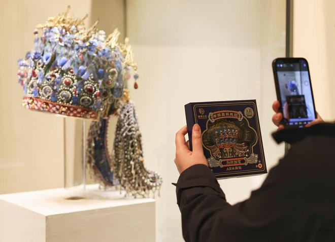 国博凤冠冰箱贴图片来源：视觉中国