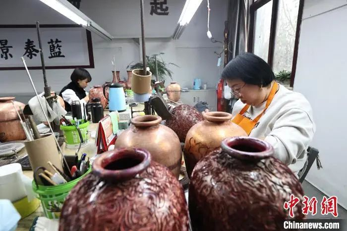图为12月12日，大厂回族自治县一工艺品公司工作人员正在制作景泰蓝。贾珺 摄