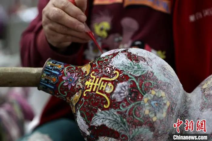 12月12日，大厂回族自治县一工艺品公司工作人员正在制作景泰蓝。贾珺 摄