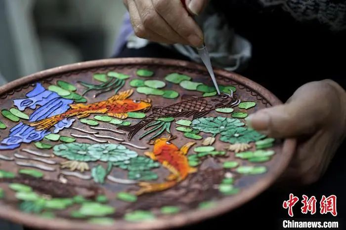 12月12日，大厂回族自治县一工艺品公司工作人员正在为景泰蓝铜胎“点蓝”。贾珺 摄