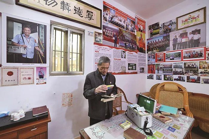 潘秀钦在家中整理小药箱。30多年来，他将药箱带在身边，以便为他人提供应急救助。陈斌 摄