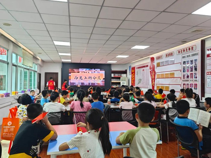 海星村关爱留守儿童七彩假期助学支教活动