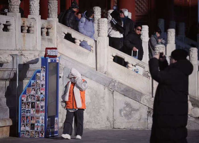 12月13日，天坛公园，祈年殿周围设置的“天坛AI旅拍”机器。新京报记者 薛珺 摄