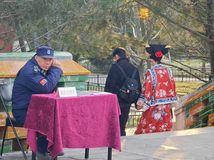 12月11日，北海公园设立了商拍治理岗。实习生 陈梓恒 摄