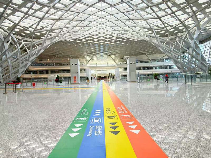 旅客根据彩虹地贴可以很快找到相应的功能区域。新京报记者 王贵彬 摄