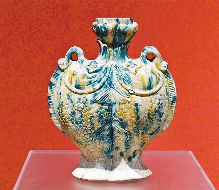 三彩双鱼形壶 唐代